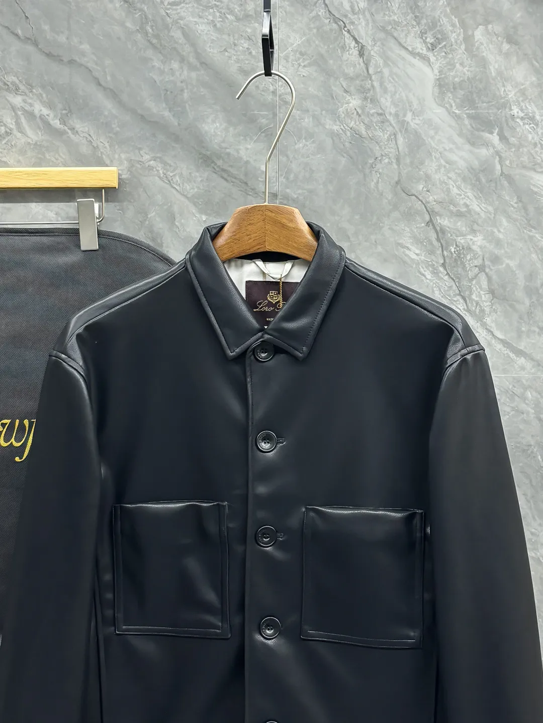LORO PI*NA LP New Arrival men's imported PU feels like sheepskin, a classic piece that shows excellent quality and fashionable style. This leather jacket from LP is carefully crafted from PU leather. Known for its fine texture, soft touch and exceptional durability. The unique texture adds a low-key luxury to this PU leather jacket. The overall design presents a simple style without too many complicated decorations, but it shows grandeur and stability in simplicity. This simple design style not only conforms to the aesthetic trend of modern fashion, but also can be easily matched with various clothing. Whether it is a business occasion or leisure time, it can make you show a confident and calm temperament. It is worth mentioning that the chest pocket is both practical and adds a touch of exquisite detail to the overall look. The design of these two pockets perfectly balances simplicity and functionality, allowing this leather jacket to meet the needs of daily use while remaining simple. LORO PI*NA has always been known for its exquisite craftsmanship and high-quality materials, and this 25th autumn and winter New Arrival men's PU leather jacket is even more so. It is not only a piece of clothing, but also a reflection of an attitude towards life. Choosing it means choosing quality, fashion and comfort. In this autumn and winter season, let LORO PI*NA New Arrival men's PU clothing accompany you to resist the cold and show your extraordinary charm. Come and experience this unique charm from top fashion brands! Sizes:S-2XL